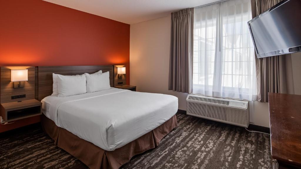Charlevoix Inn & Suites SureStay Collection by Best Western - Queen Room With Mobility Accessible Walk-In Shower