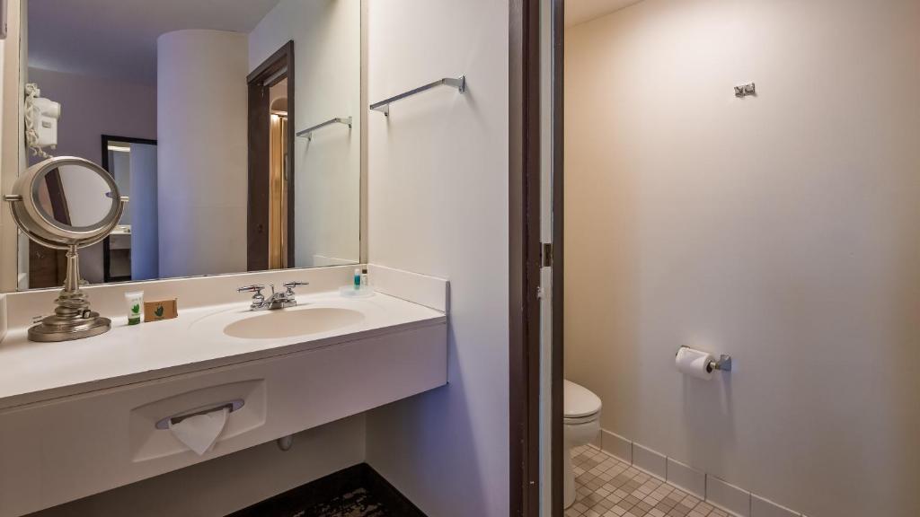 Charlevoix Inn & Suites SureStay Collection by Best Western - Queen Room Met Twee Queensize Bedden En Uitzicht