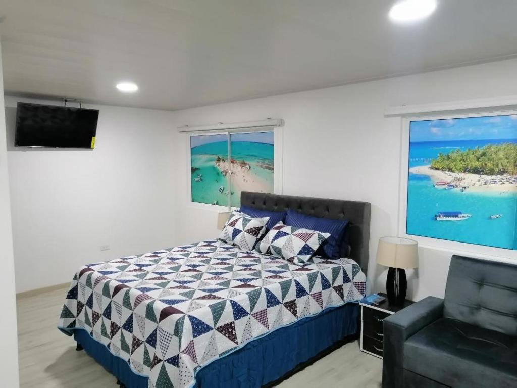 een slaapkamer met een bed en een groot raam bij Hostal Raatid Manchy in San Andrés