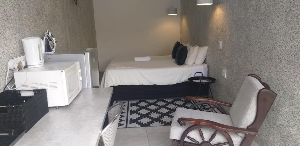The Guesthouse Klerksdorp客房内的一张或多张床位