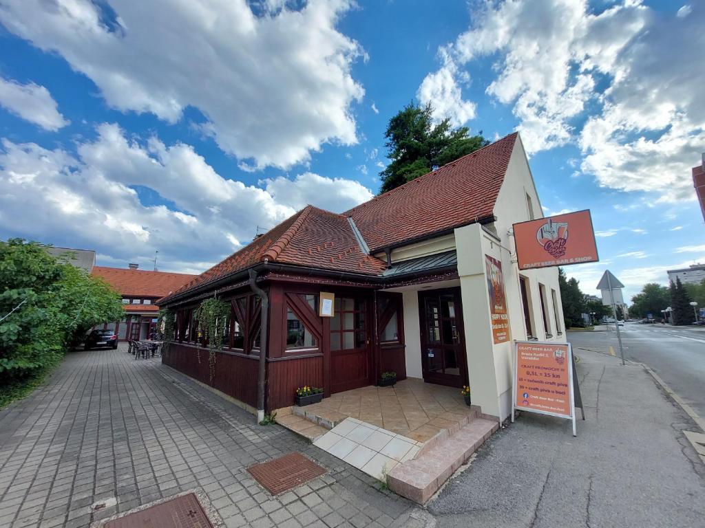 un edificio al lado de una calle en Craft Beer Bar Rooms en Varaždin