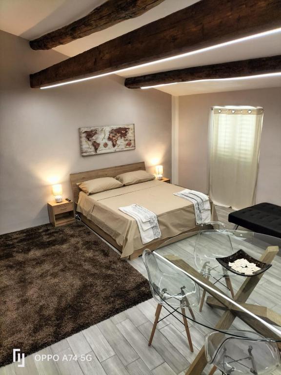 Schlafzimmer mit einem Bett und einem Glastisch in der Unterkunft Chianti wood in Gaiole in Chianti