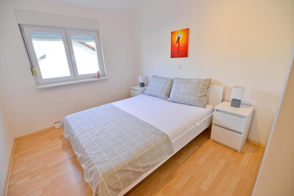 Posteľ alebo postele v izbe v ubytovaní Apartmani Vidikovac Dokoza