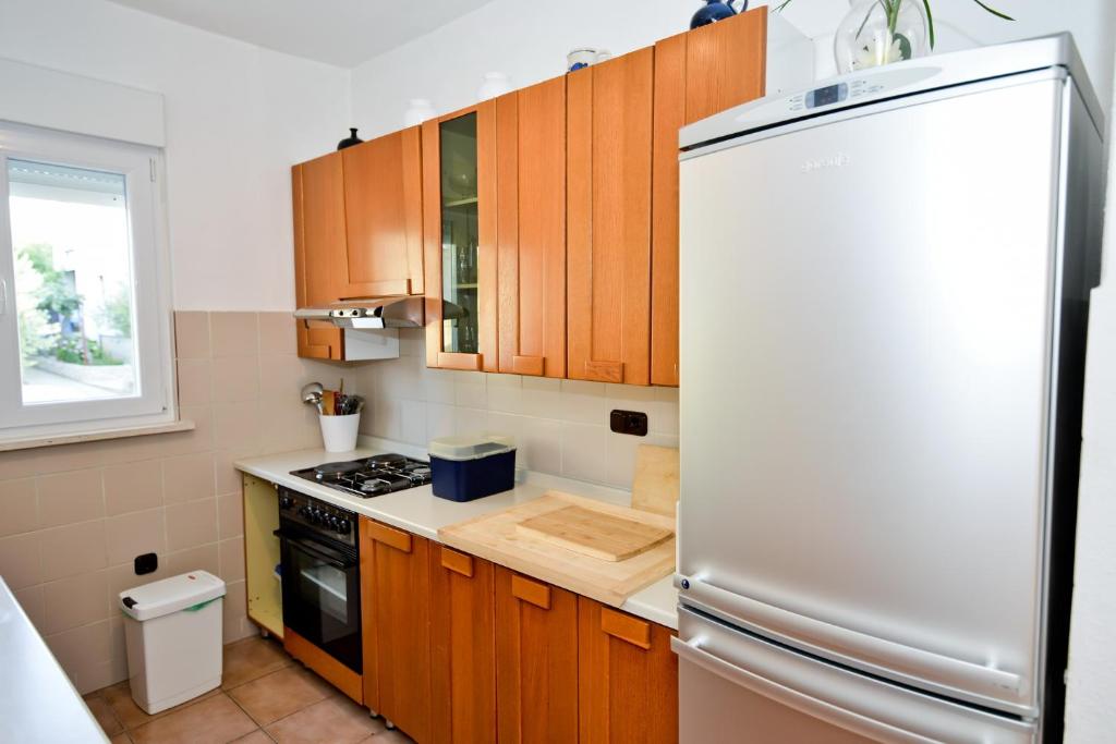 Kuchyňa alebo kuchynka v ubytovaní Apartmani Vidikovac Dokoza
