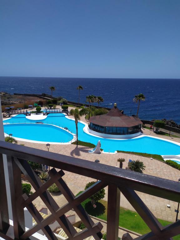 Utsikt mot bassenget på For your best holiday in Rocas del Mar with amazing ocean view eller i nærheten