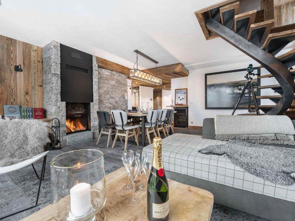 un salon avec une bouteille de vin sur une table dans l'établissement Luxueux appartement 4 chambres avec hammam, proche centre et pistes de Val d'Isère - FR-1-567-42, à Val dʼIsère
