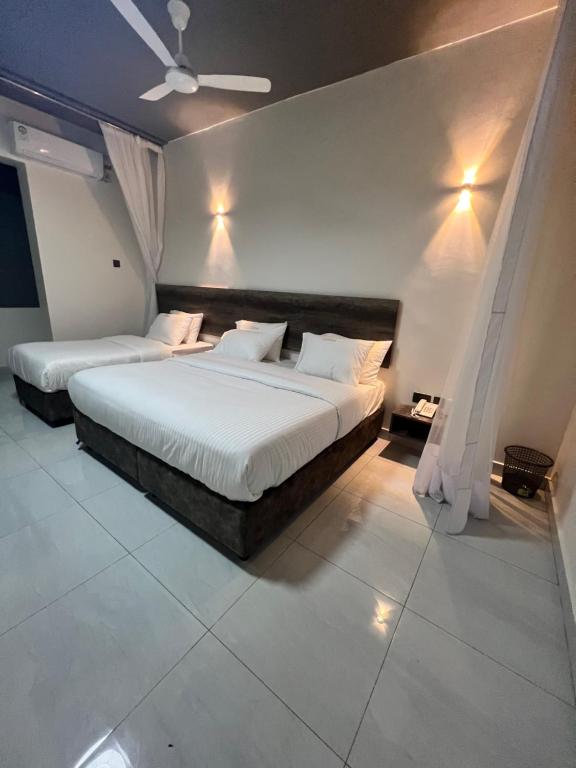 Postel nebo postele na pokoji v ubytování The Ivory Suites