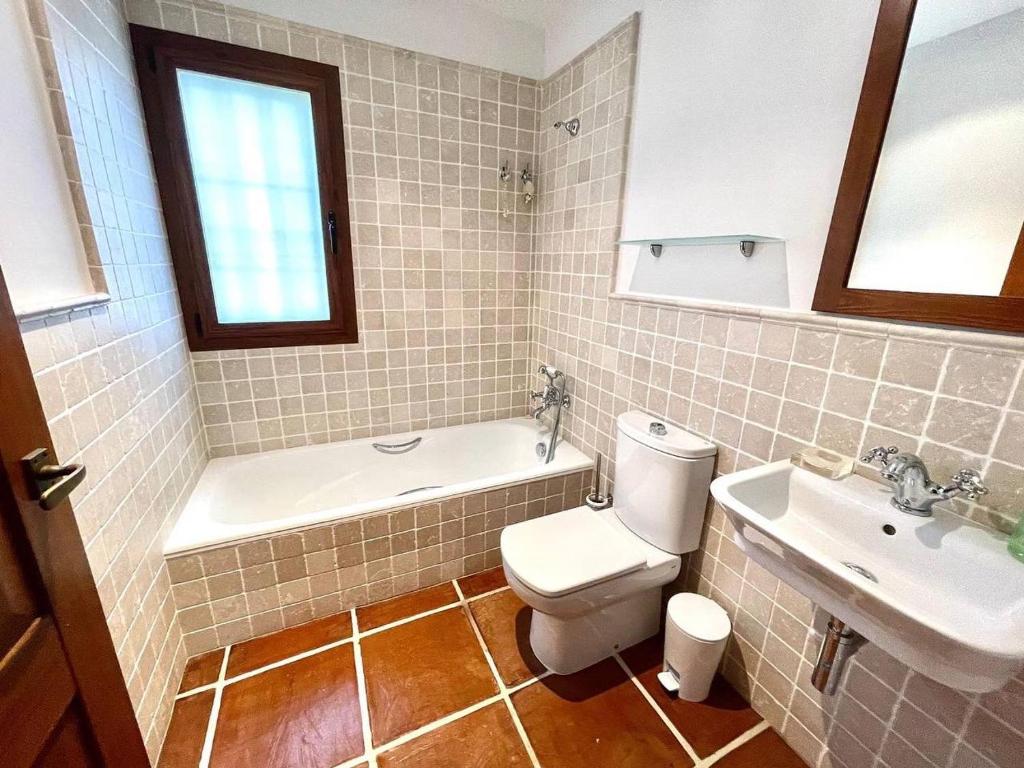 Koupelna v ubytování Villa de estilo español con jardín y piscina