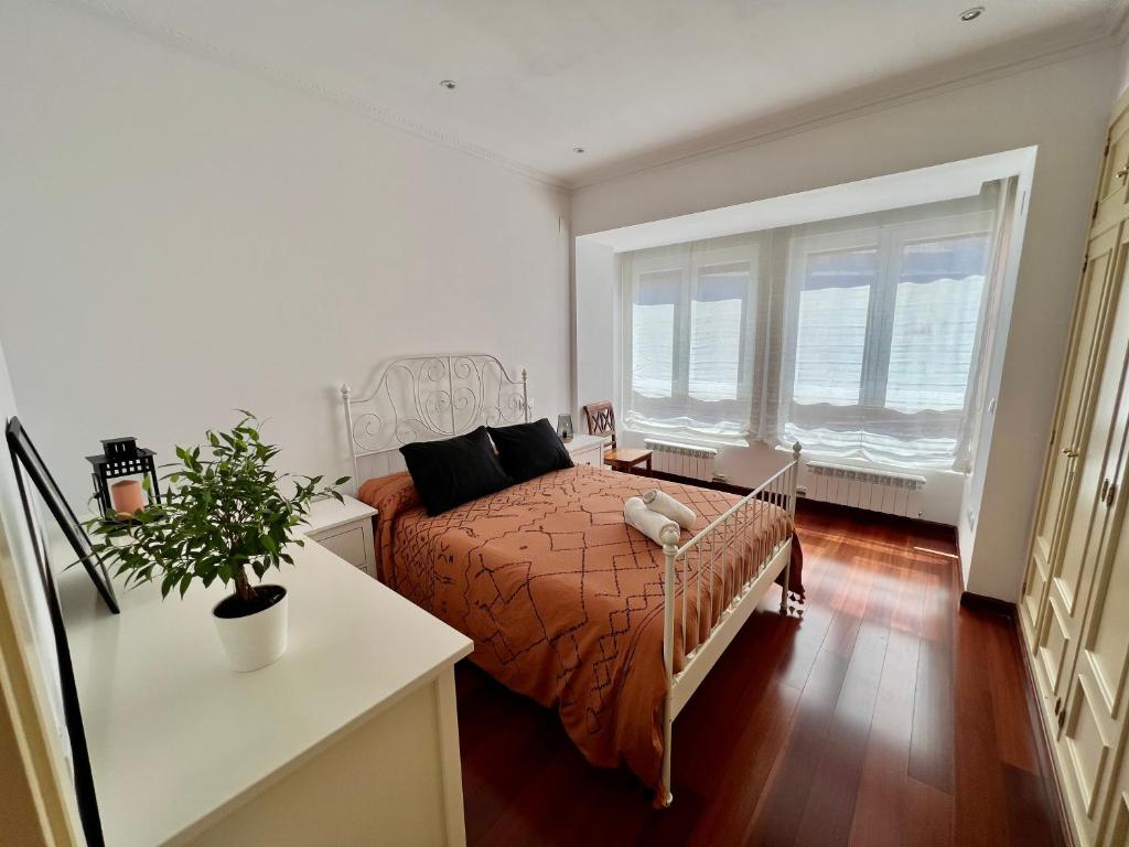 a bedroom with a bed and a large window at Gran piso luminoso de 125 m2 en el centro de Leon in León