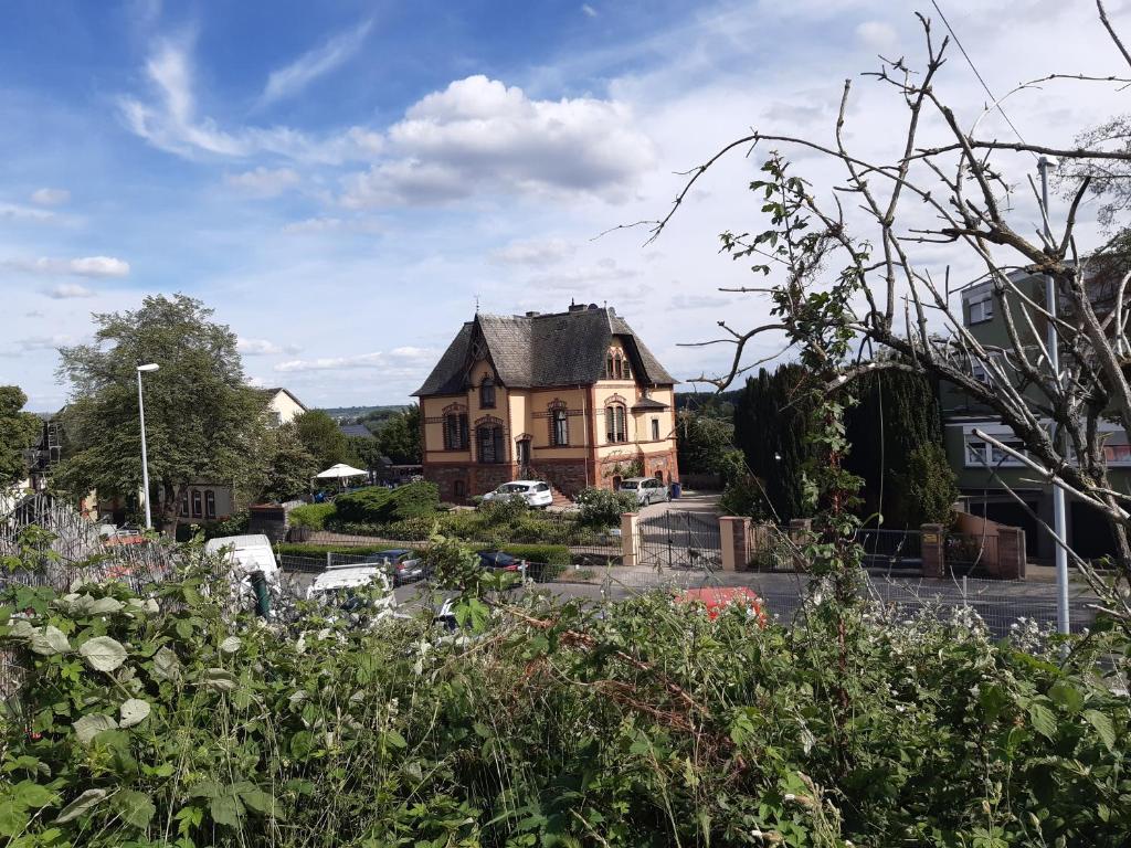 una casa vieja en medio de un jardín en Rheingauzeit, en Oestrich-Winkel
