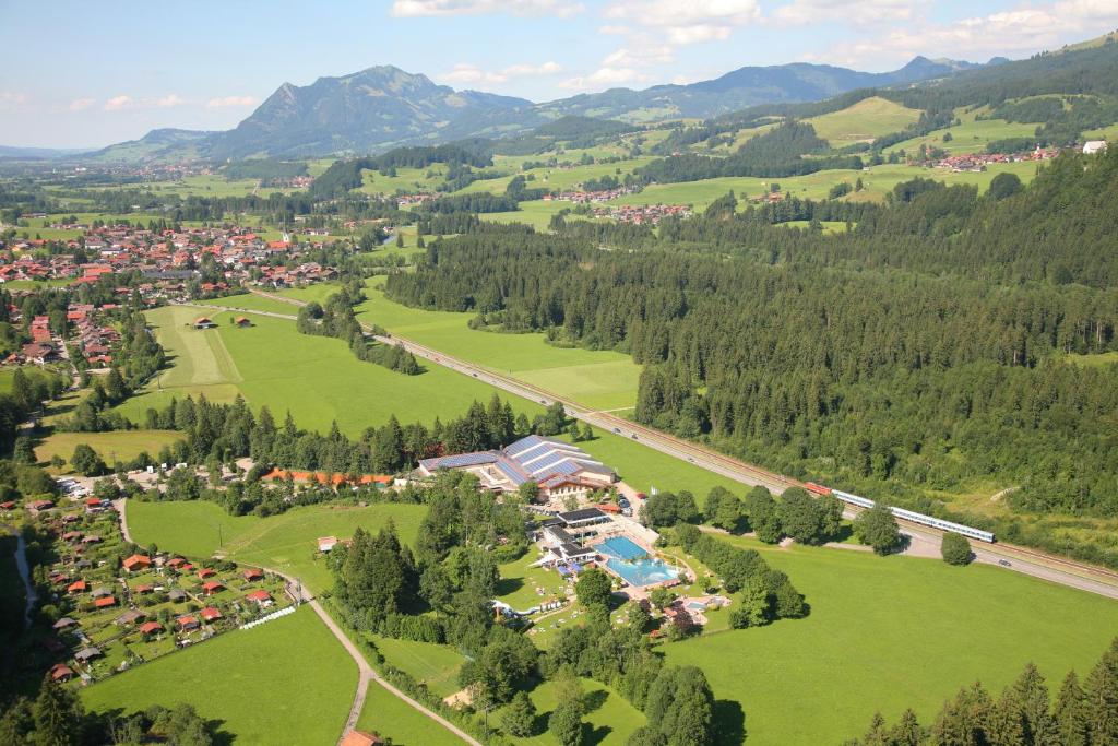 eine Luftansicht eines Dorfes in den Bergen in der Unterkunft Sportpark Fischen Ferienwohnung in Fischen im Allgäu