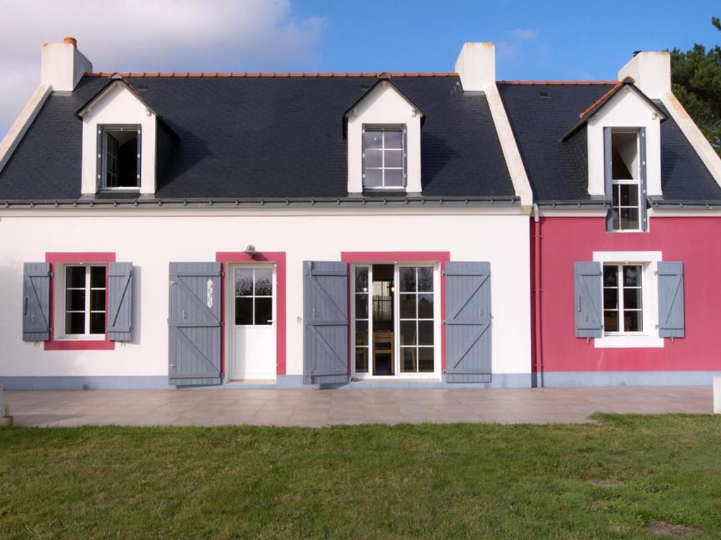 een rood-wit huis met een zwart dak bij Maison Bangor, 5 pièces, 8 personnes - FR-1-418-6 in Bangor