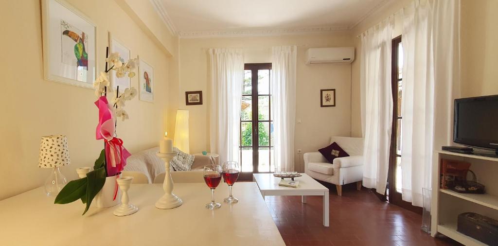 A television and/or entertainment centre at Mare e Stelle - Θάλασσα και Αστέρια