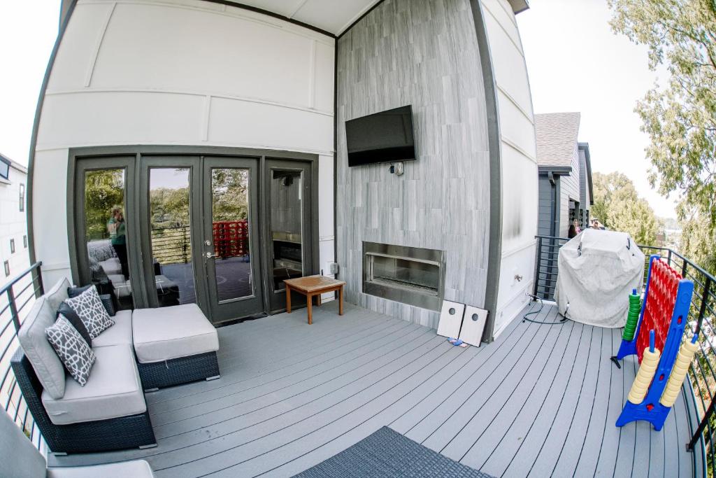 una terrazza con divano e TV su una casa di Huge4bedr10mintodtownsafe a Nashville