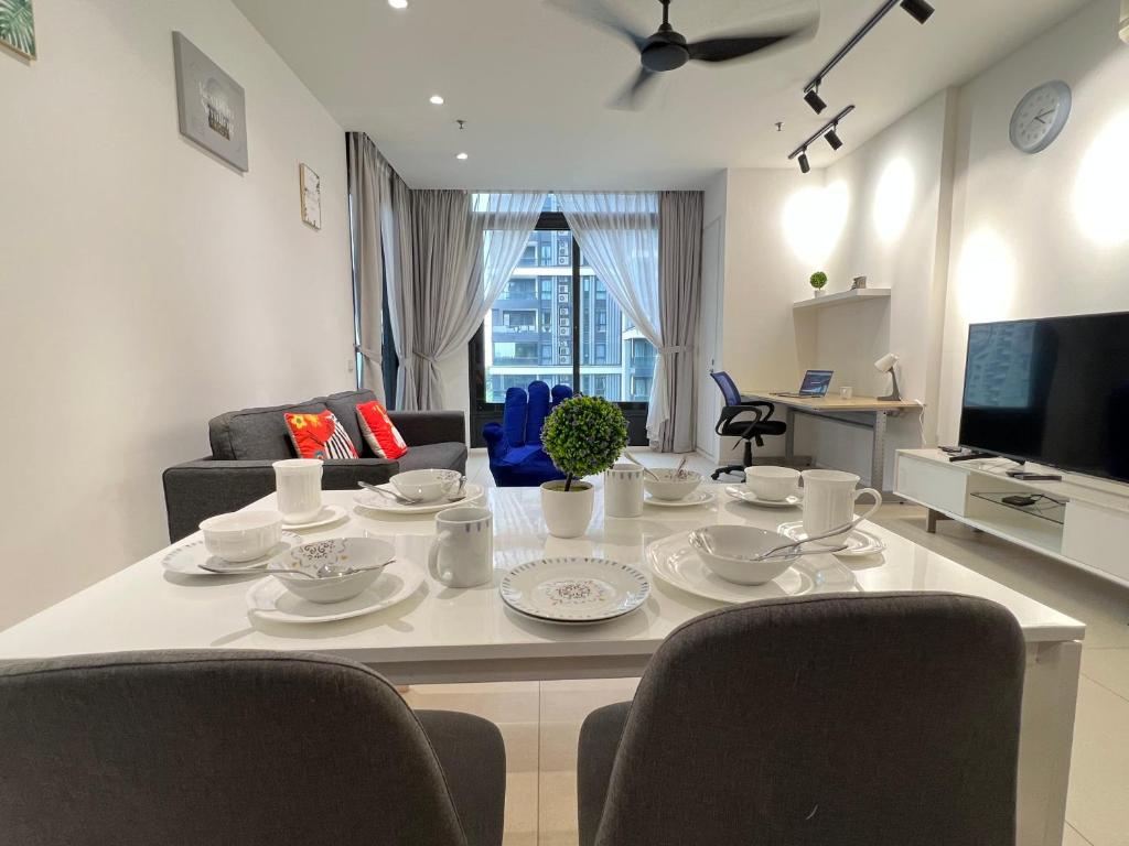 ARCORIS, MONT KIARA by MK HOME - Apartment With Pool View