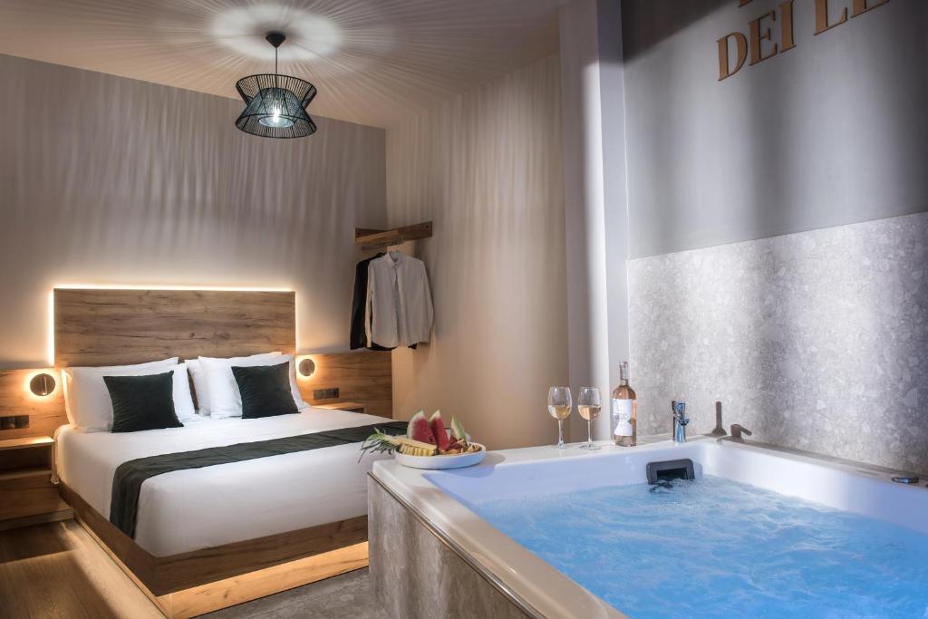 Postel nebo postele na pokoji v ubytování Jacuzzi suite Piazza dei Leoni