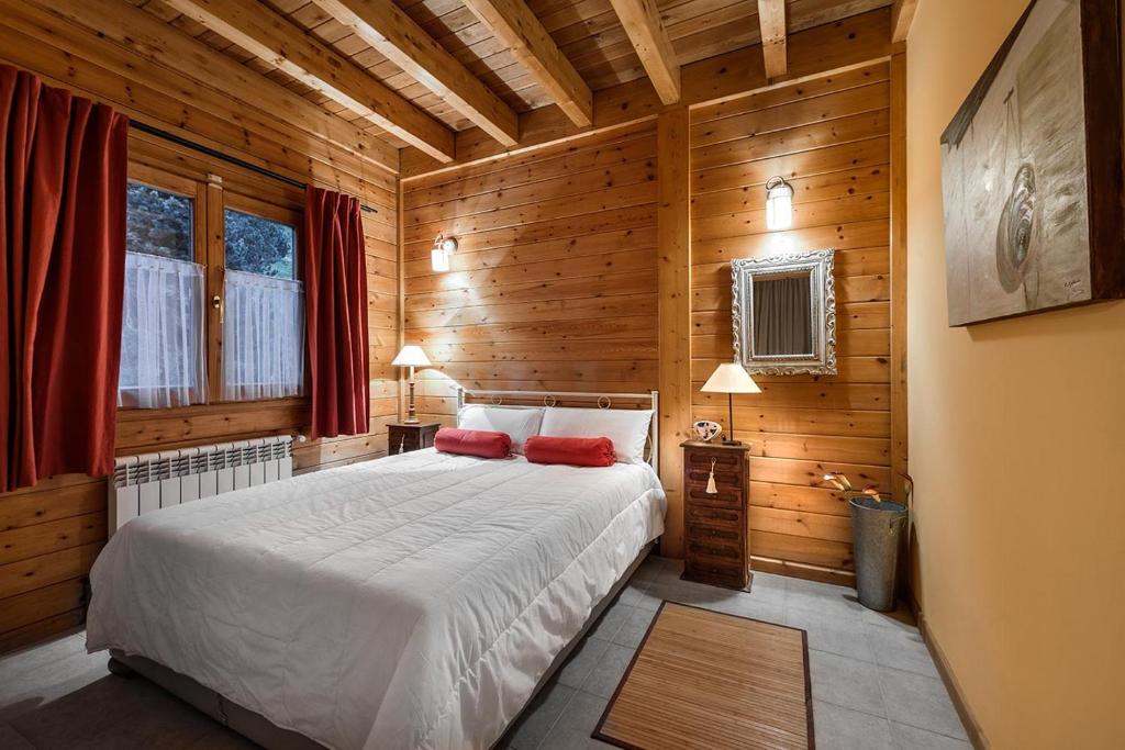 1 dormitorio con 1 cama en una habitación de madera en PORT DRET Peu del Riu 202 - Vall d'Incles - Soldeu, en Incles