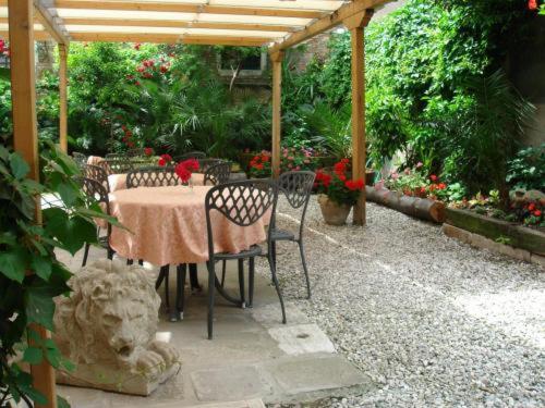 una mesa y sillas bajo una pérgola en un jardín en Ca' Dei Leoni, en Venecia