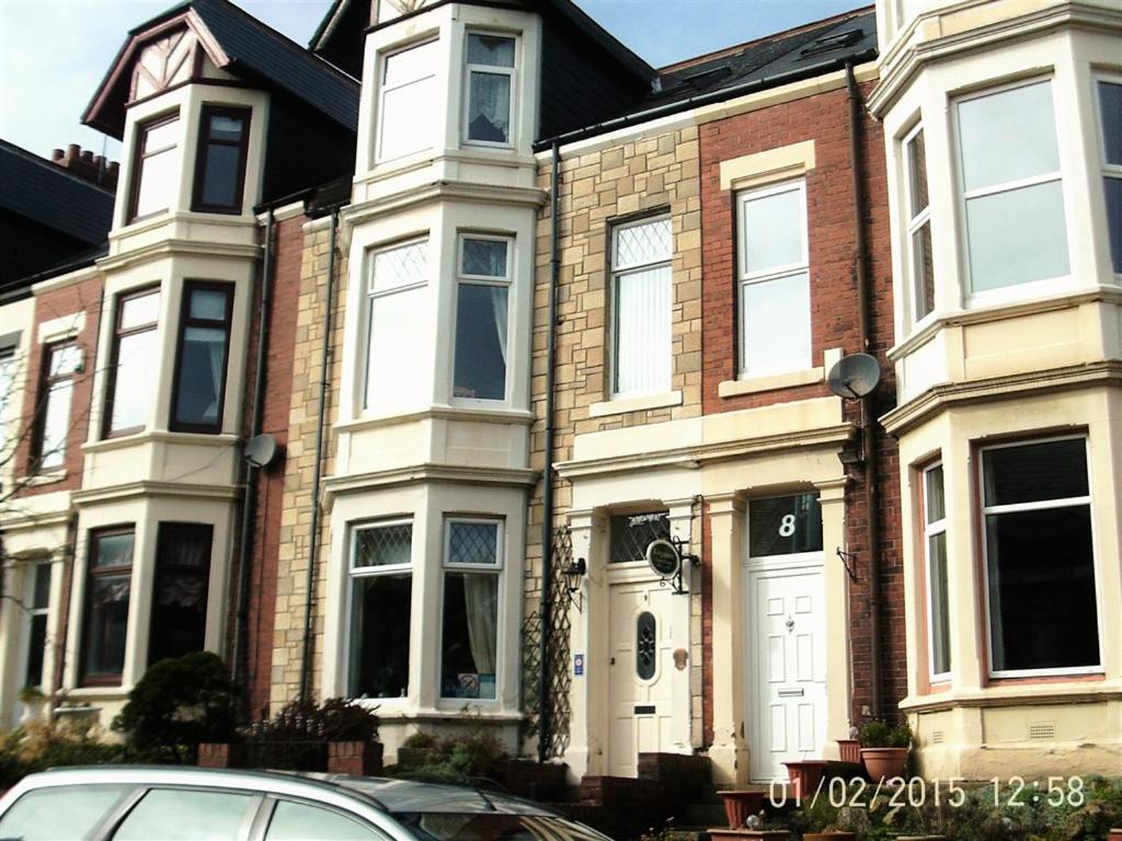 uma casa com um carro estacionado em frente em Kingsmere Guest House em South Shields