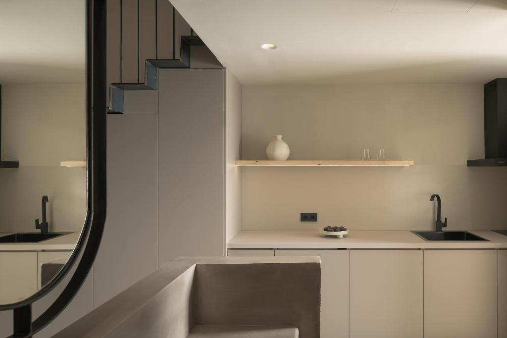 Kuchyňa alebo kuchynka v ubytovaní NERĒA Boutique Hotel