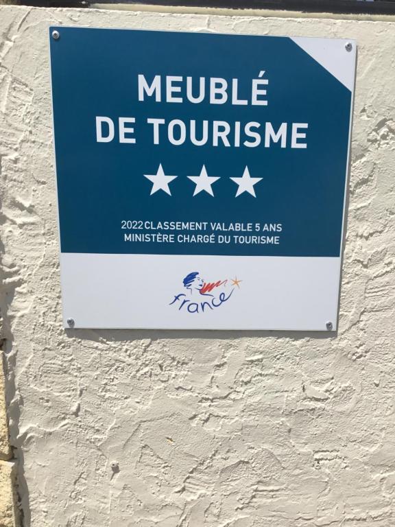 a sign on a wall that reads neville de tournament at Le gîte des Pins (meublé de tourisme 3 Étoiles) in Saint-Julien-du-Verdon