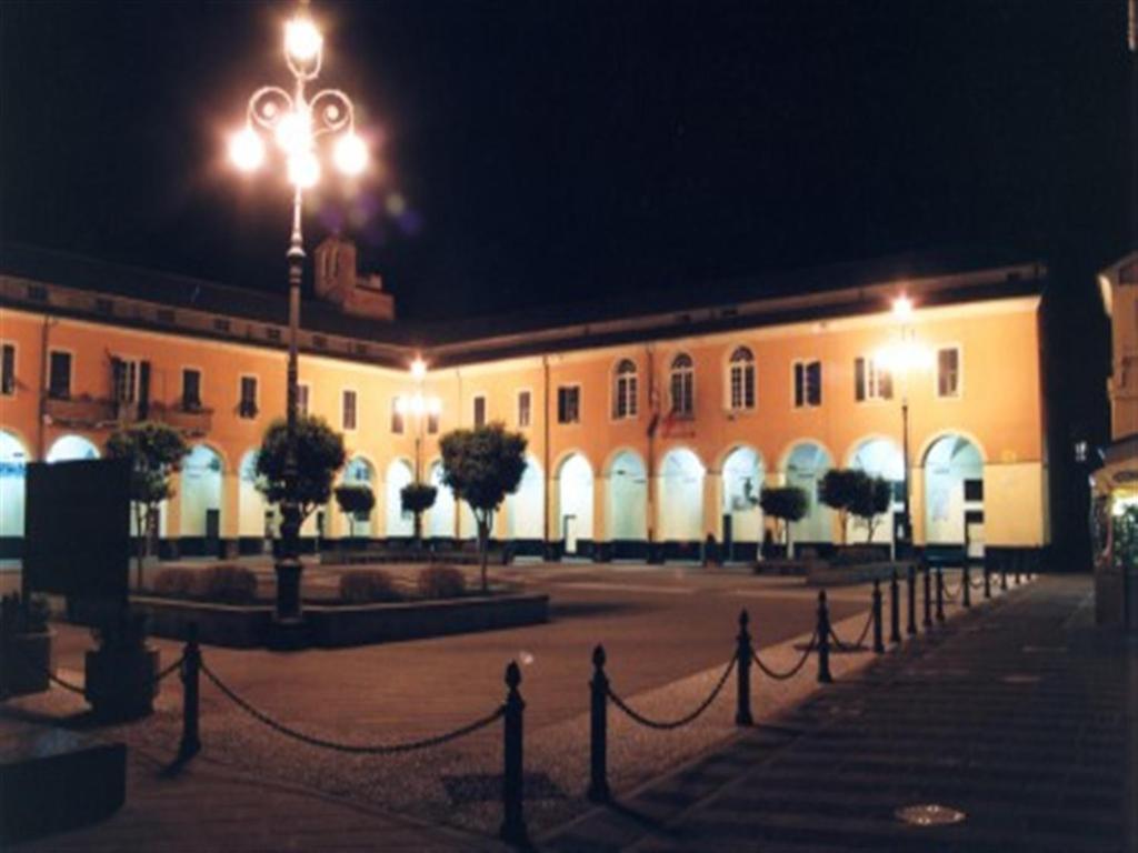 a street light in front of a building at night at Appartamento Maraschino in Levanto