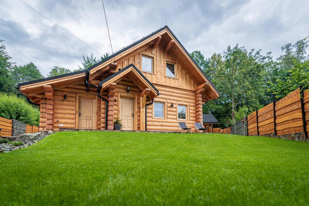 Vonkajšia záhrada v ubytovaní Apartamenty w Lipowskiej Chacie - jacuzzi i sauna