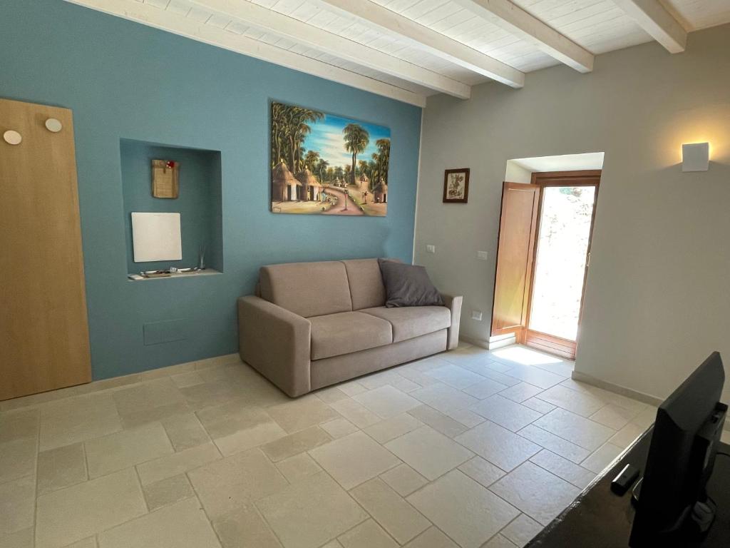 una sala de estar con sofá y una pintura en la pared en Il Ginepro en Vico nel Lazio