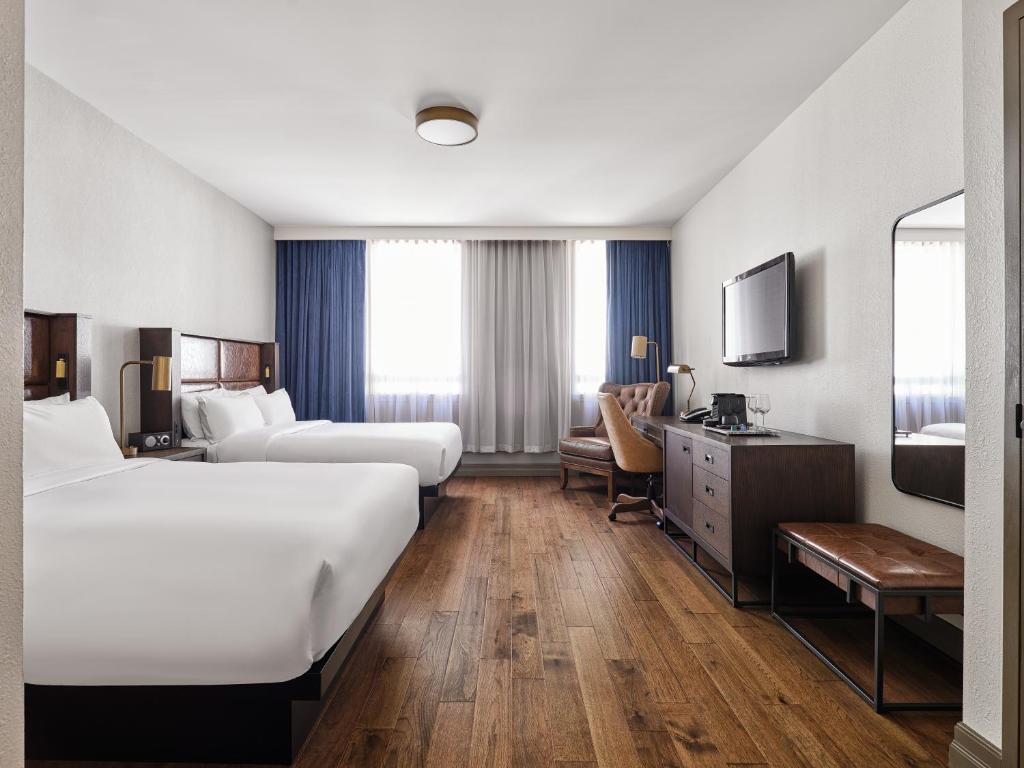 um quarto de hotel com duas camas e uma secretária em The Metcalfe by Gray Collection em Ottawa