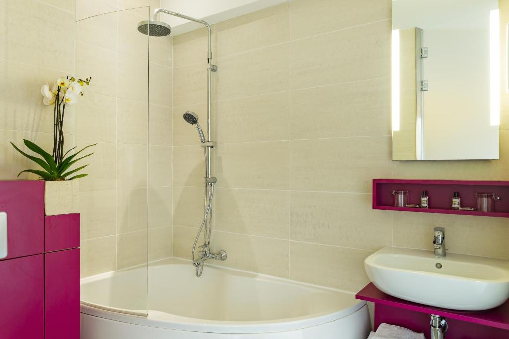 Hôtel Le Père Léon - Resim 3