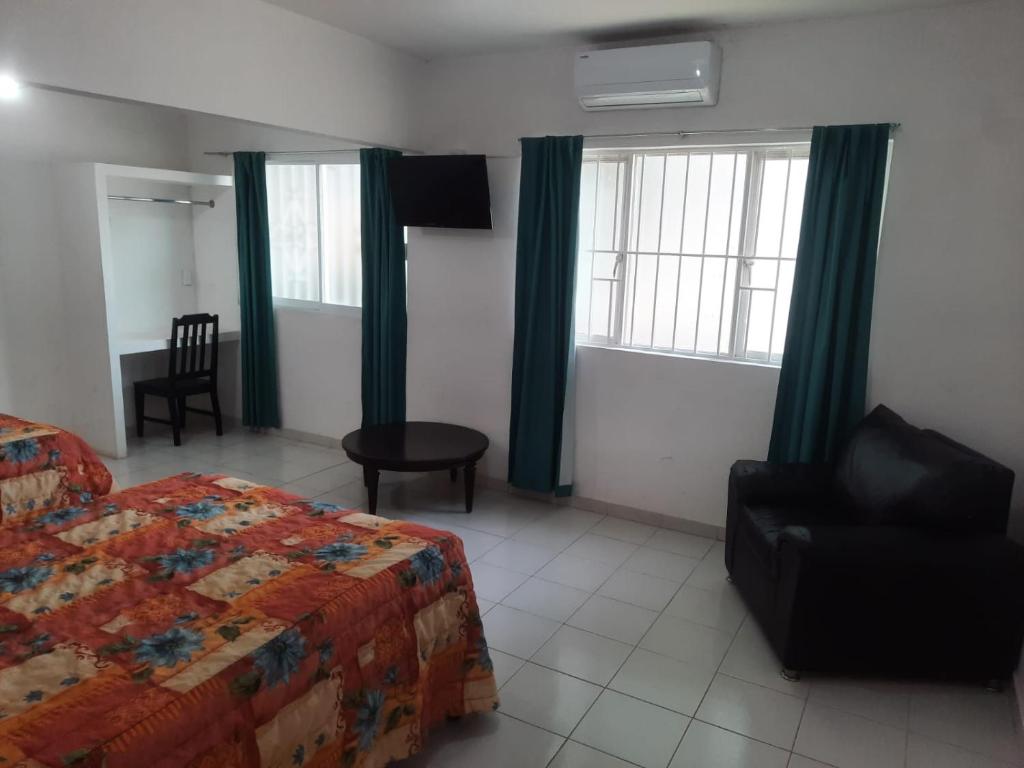 Postel nebo postele na pokoji v ubytování HOTEL ACUARIO CATEMACO