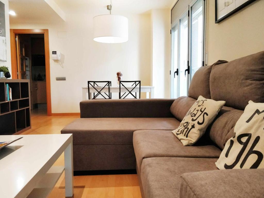 salon z kanapą i stołem w obiekcie Mazi Apartments Downtown w mieście Mataró