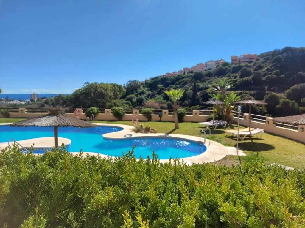 - une vue sur la piscine d'un complexe dans l'établissement Coto Real Resort, à Manilva