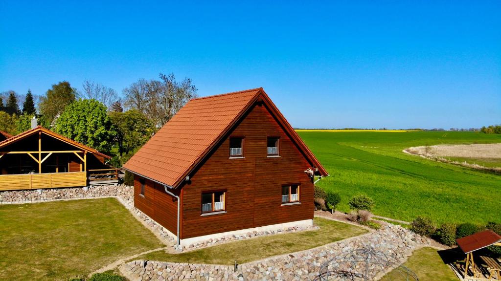 une vue aérienne sur une maison en bois dans un champ dans l'établissement Naturcamp Duvendiek Pension, à Niepars