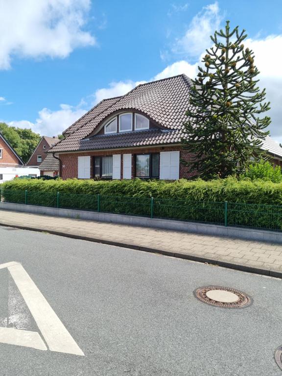 una casa seduta sul lato di una strada di Haus Overbeck a Schneverdingen