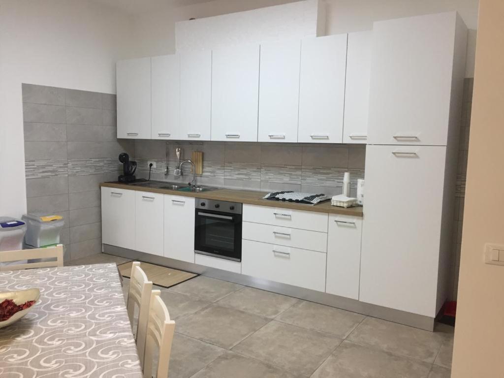 A kitchen or kitchenette at Appartamento dei nonni di Gio e Cry