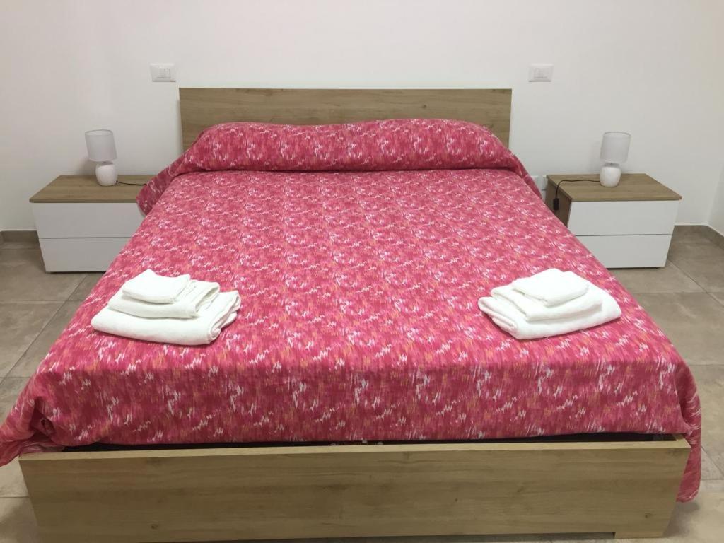 A bed or beds in a room at Appartamento dei nonni di Gio e Cry
