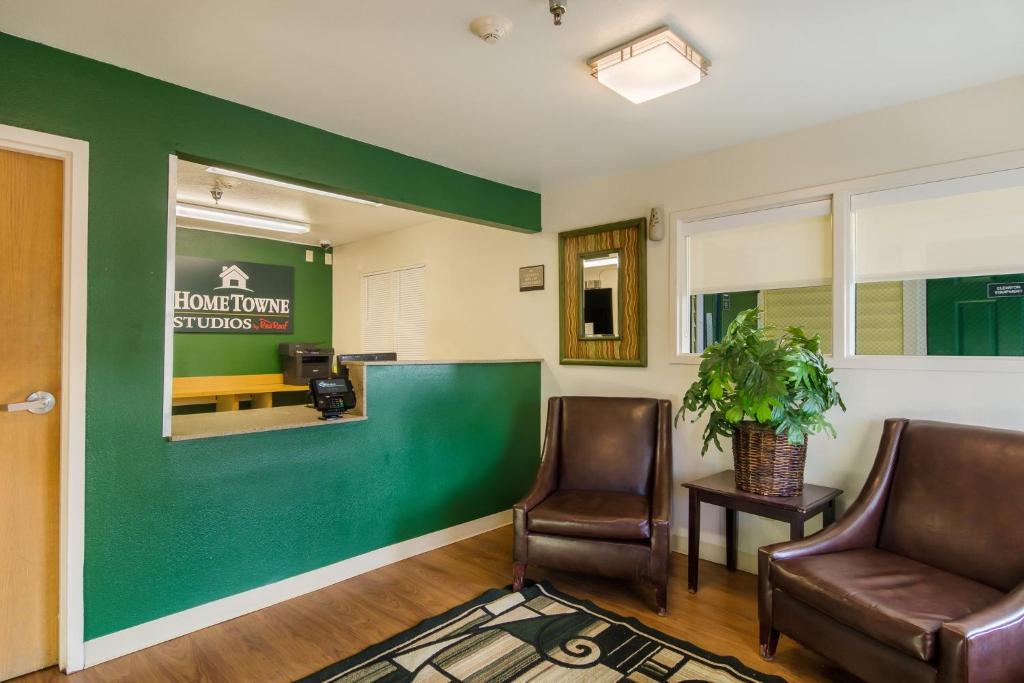 HomeTowne Studios by Red Roof Denver - Glendale/ Cherry Creek - Housity