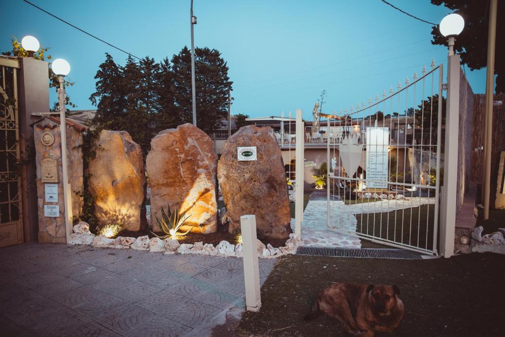 a gate with a bunch of rocks in front of a building at Cosi Priziusi in Vizzini