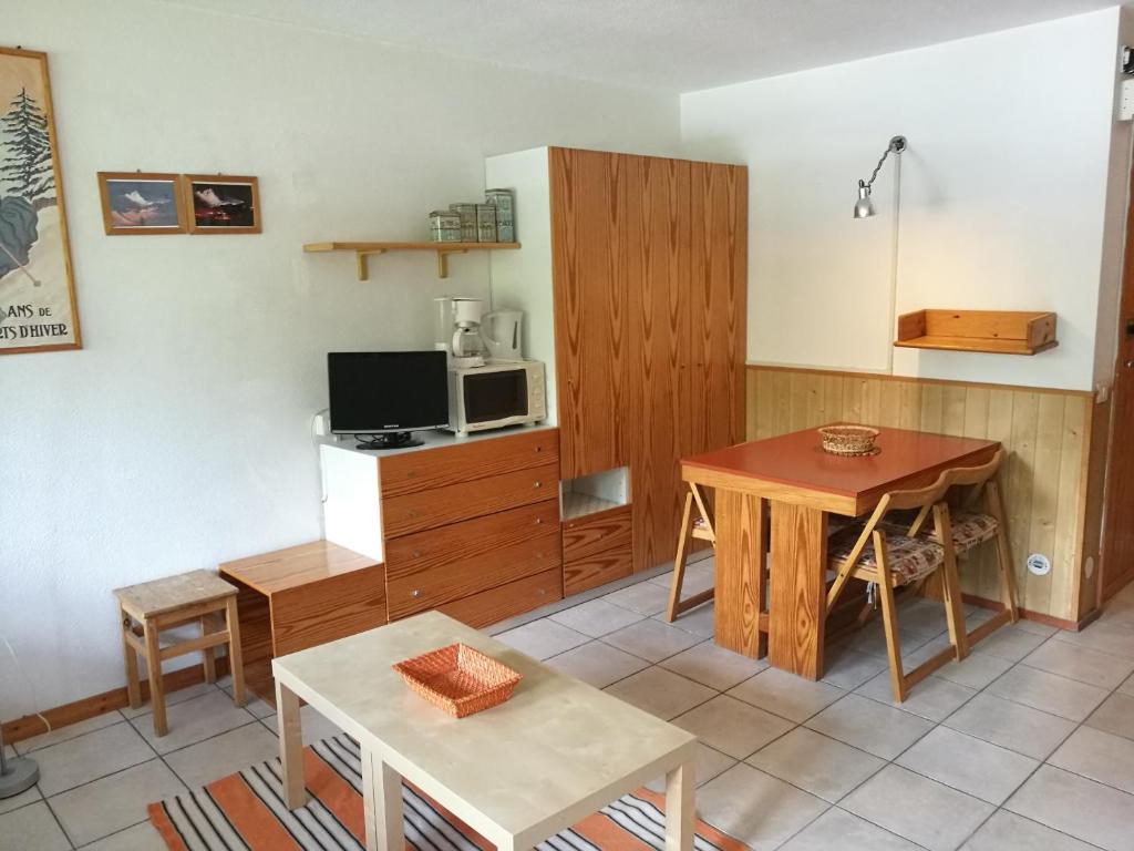 a small kitchen with a table and a microwave at Grazioso monolocale vista Cervino in Breuil-Cervinia