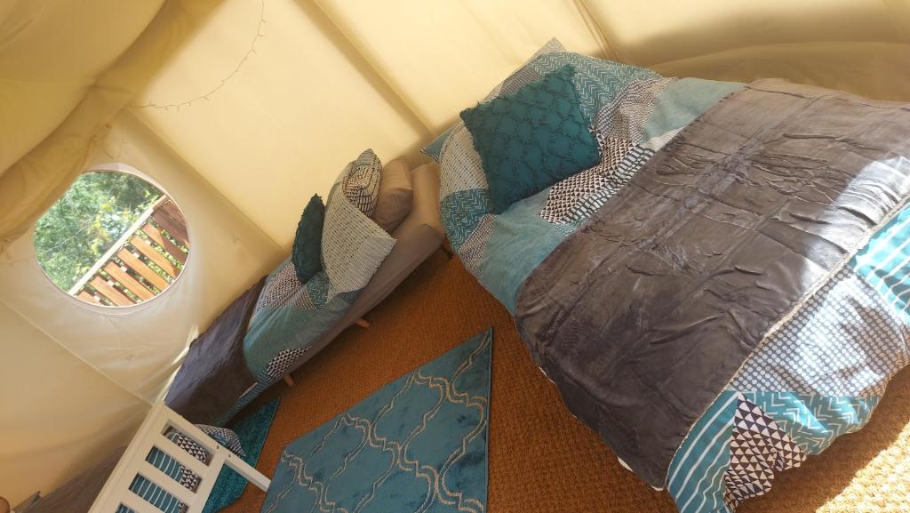 Postel nebo postele na pokoji v ubytování Yurt Uchaf Off-Grid Glamping