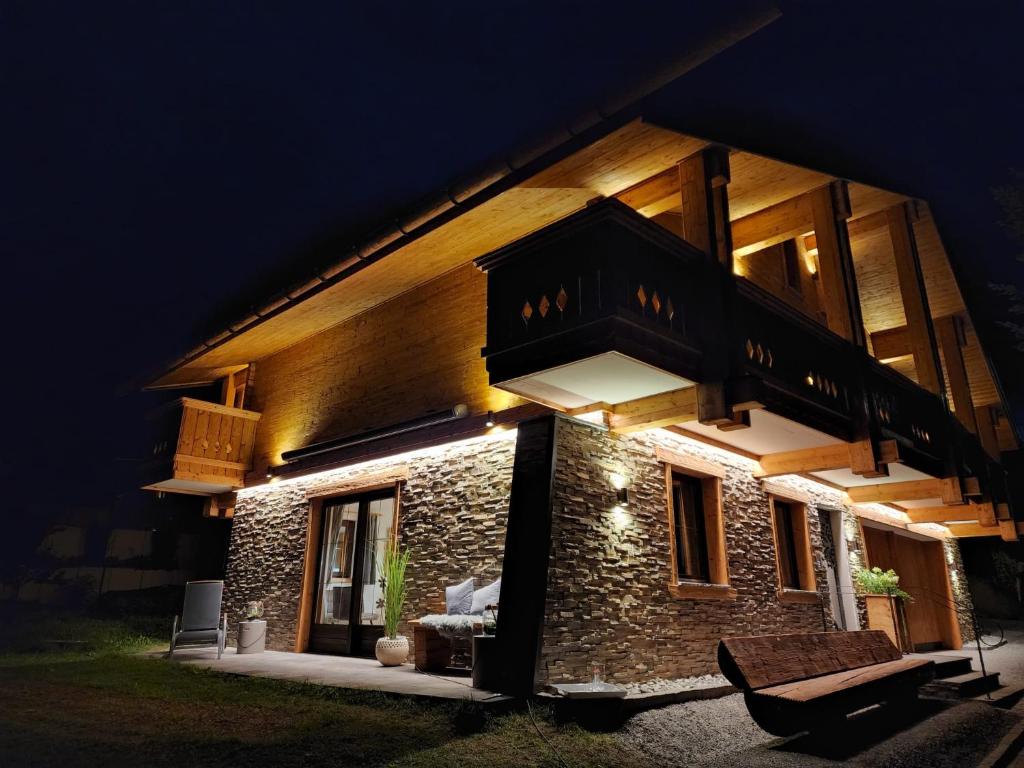 a building with a balcony at night at Apartment Marent Garten Chalet in Vandans