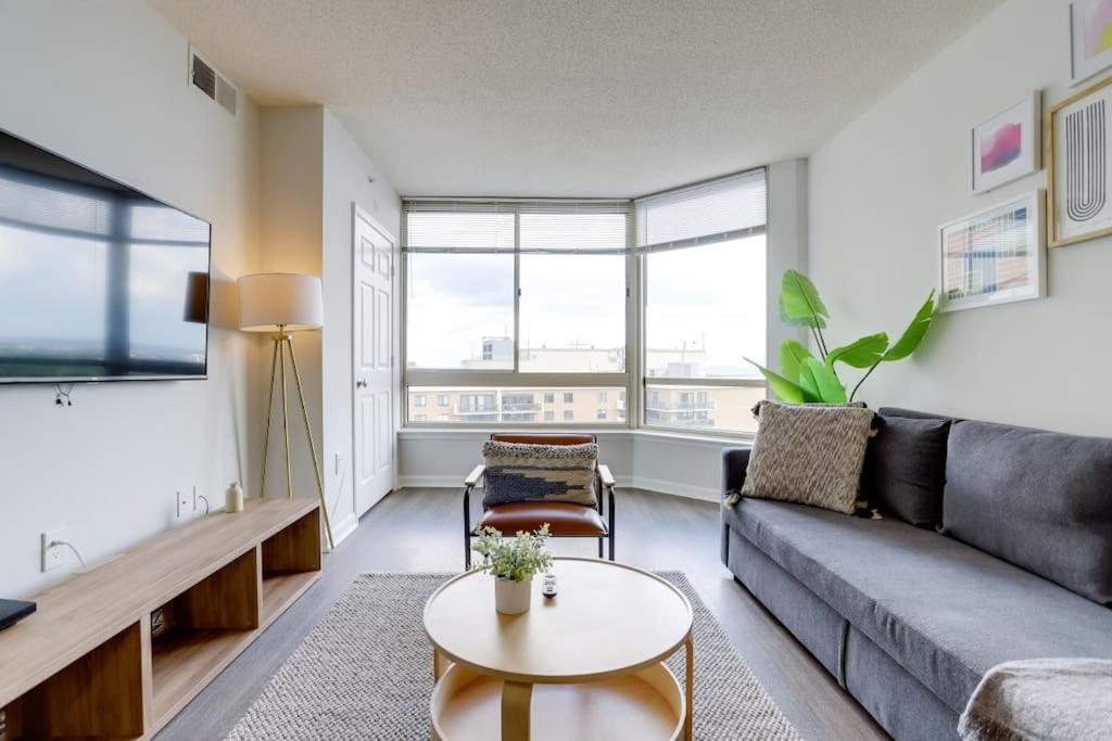 אזור ישיבה ב-Wonderful 1 Bedroom Condo At Ballston With Gym