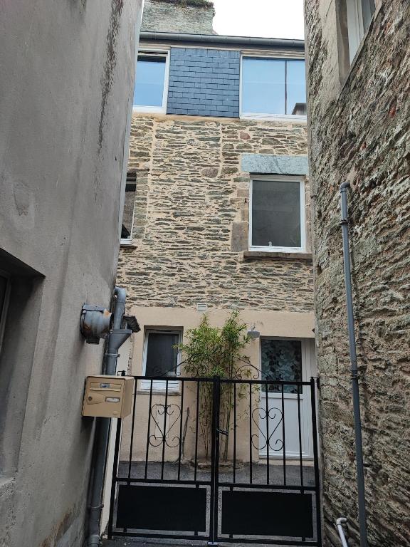 un bâtiment doté d'un balcon avec une plante. dans l'établissement Fourdray, à Cherbourg en Cotentin