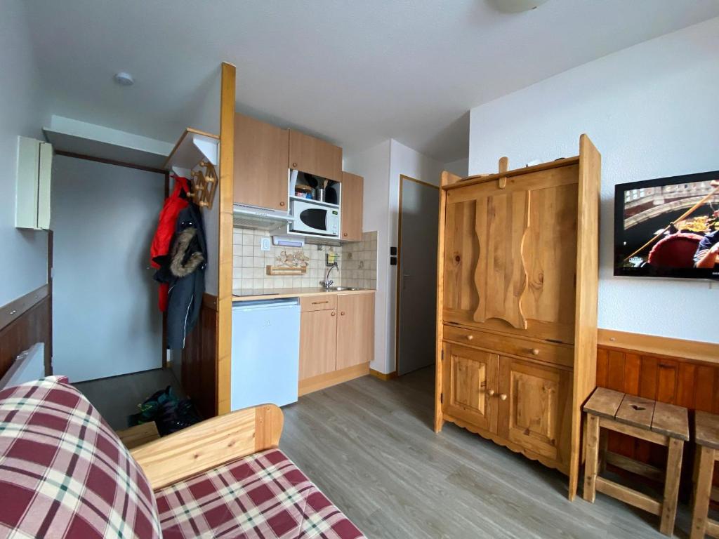 Habitación pequeña con cocina y dormitorio. en Studio La Plagne Montalbert , 1 pièce, 4 personnes - FR-1-181-2505, en Aime La Plagne