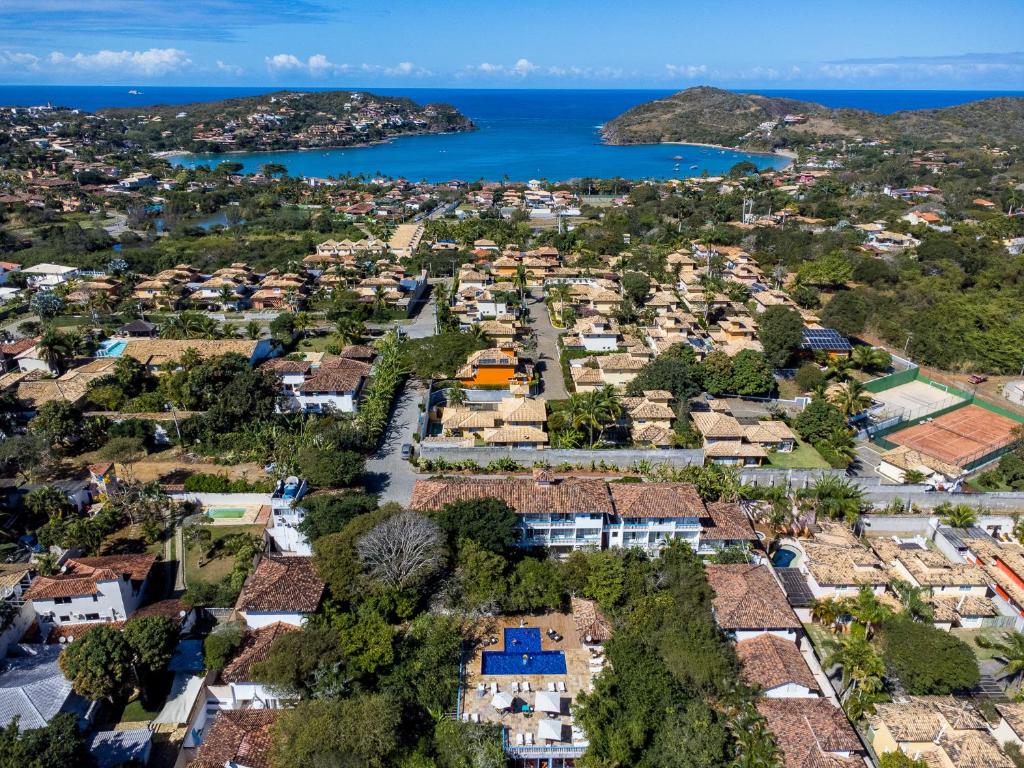 uma vista aérea de uma cidade com casas e o oceano em Hotel Miratlantico Búzios em Búzios