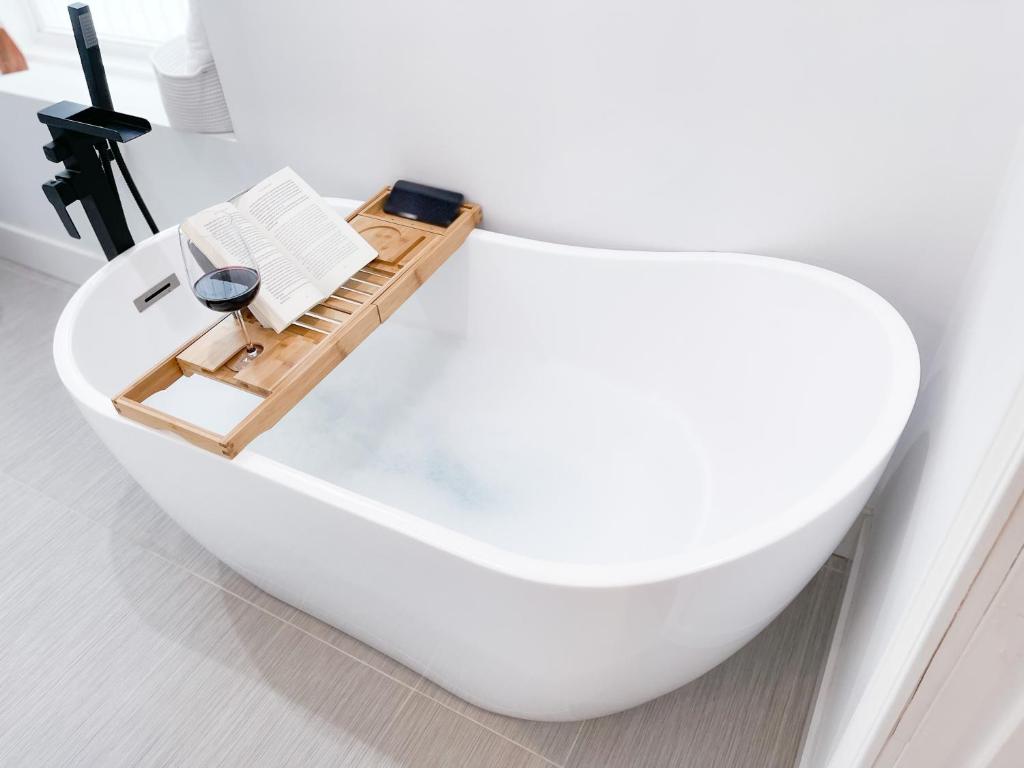 Koupelna v ubytování Newly Renovated Victorian Gem Perfect Space for Family Vacations!