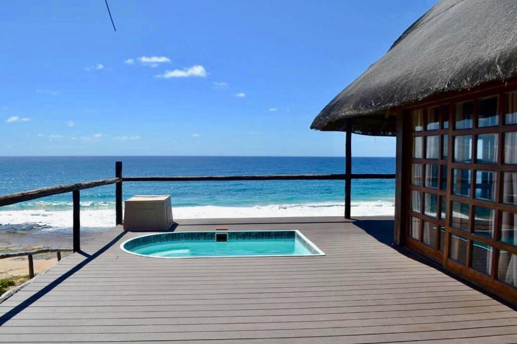 Bazén v ubytovaní Mozambique,Inhambane,Barra -Entire Beach House alebo v jeho blízkosti
