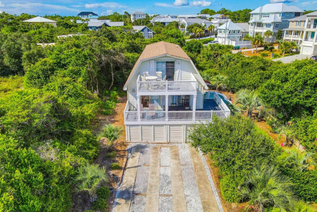 una vista aérea de una casa en una colina en Beach Bungalow 30A, en Santa Rosa Beach