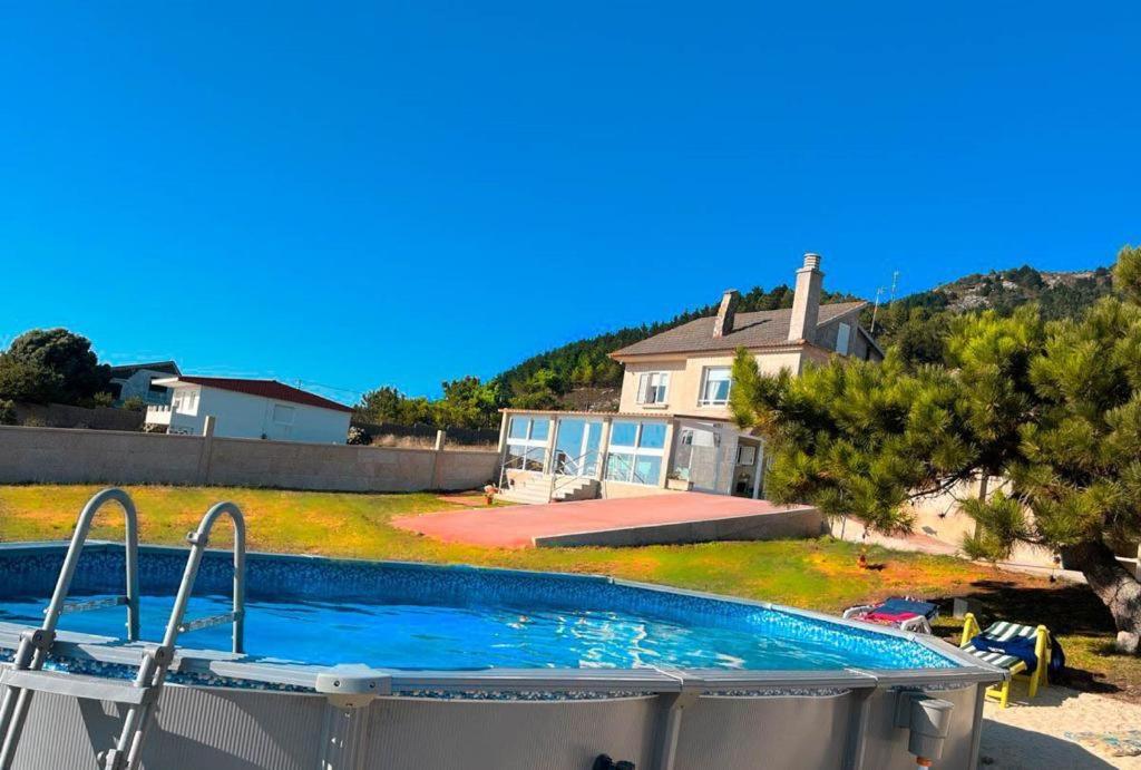 uma piscina em frente a uma casa em Vive tus sueños em Oia